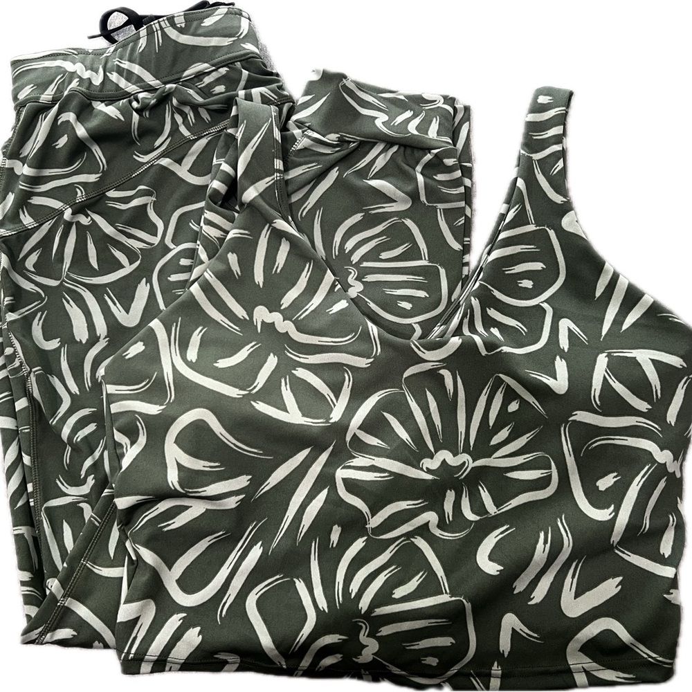 NWOT Green Floral Print Activewear Set